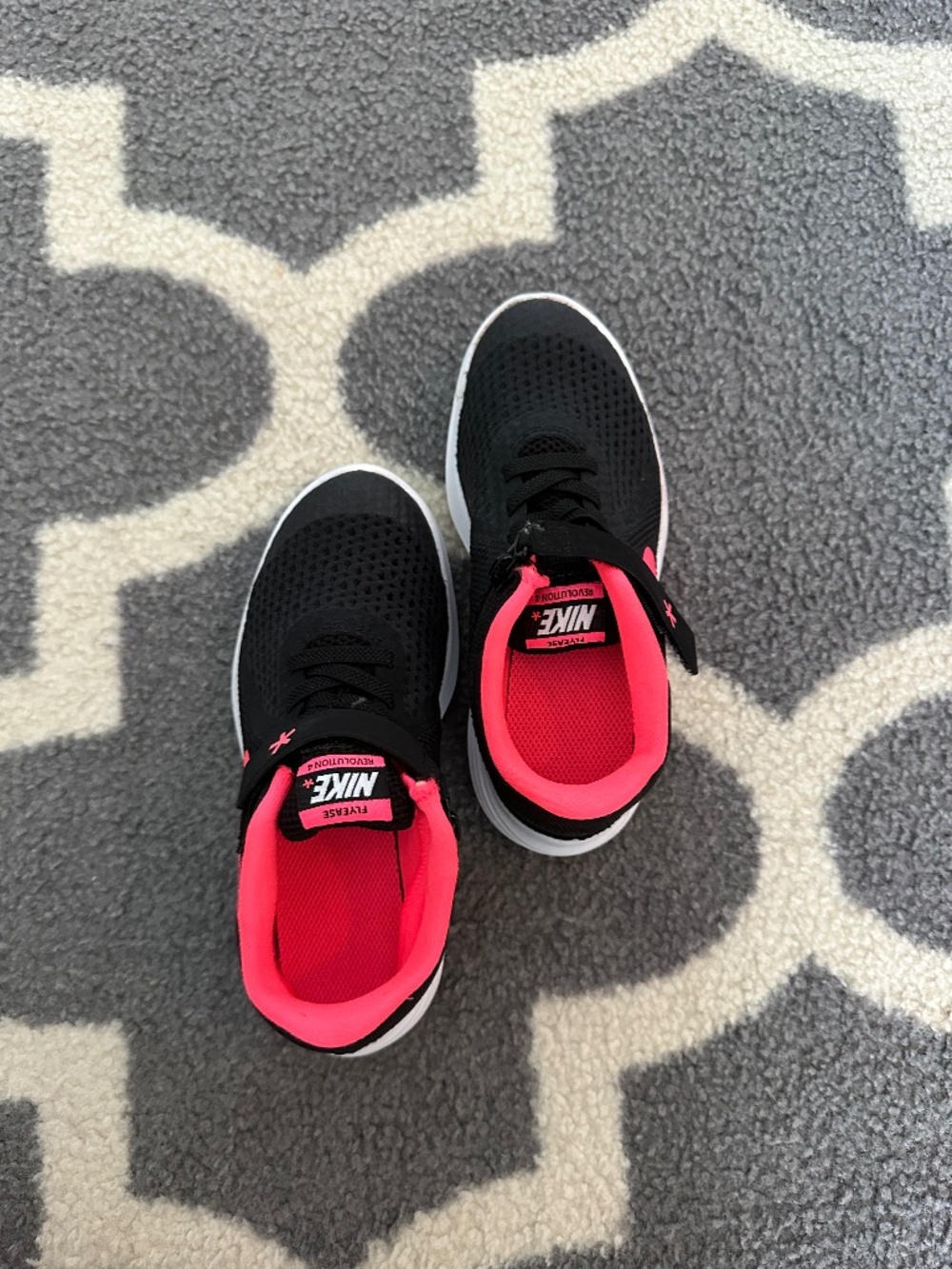 Nike fly ease black/pink toddler sneakers